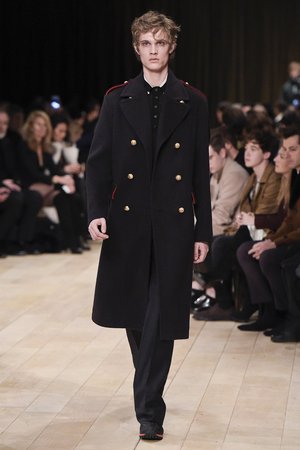 Louis Vuitton Fall 2016 Menswear collection, runway looks, beauty, models,  and reviews.