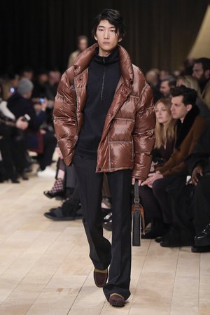 Louis Vuitton Fall 2016 Menswear collection, runway looks, beauty, models,  and reviews.