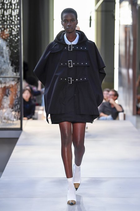 Burberry Shows Umbrella Holsters at Spring 2019 Show